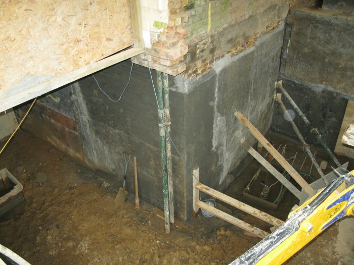 web Hertford_ underpinning - 16#1FA3